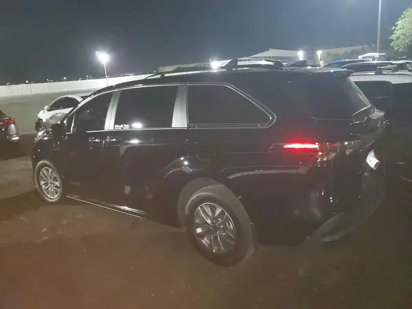 5TDYRKEC3PS174594 2023 TOYOTA SIENNA - Image 2
