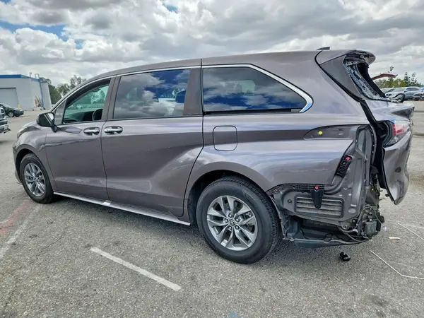 5TDYRKEC4NS108827 2022 TOYOTA SIENNA - Image 2