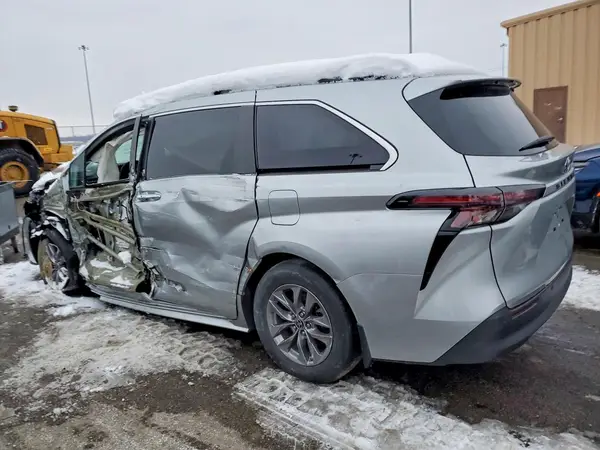 5TDYRKEC4PS147310 2023 TOYOTA SIENNA - Image 2