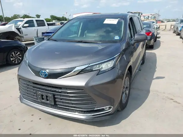 5TDYRKEC4PS163555 2023 TOYOTA SIENNA - Image 2