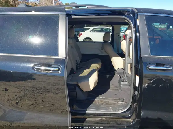 5TDYRKEC4RS211025 2024 TOYOTA SIENNA - Image 8
