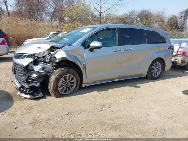 5TDYRKEC4SS262532 2025 TOYOTA SIENNA - Image 2