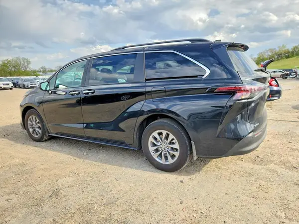 5TDYRKEC4TS301475 2026 TOYOTA SIENNA - Image 2