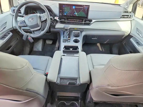 5TDYRKEC4TS301475 2026 TOYOTA SIENNA - Image 8