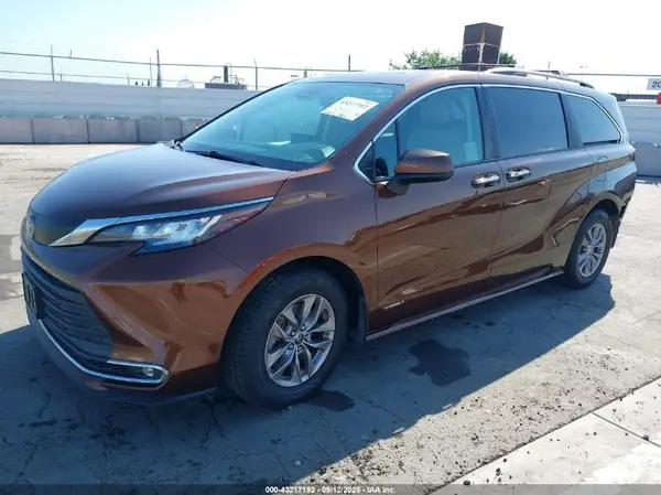 5TDYRKEC5MS064805 2021 TOYOTA SIENNA - Image 2