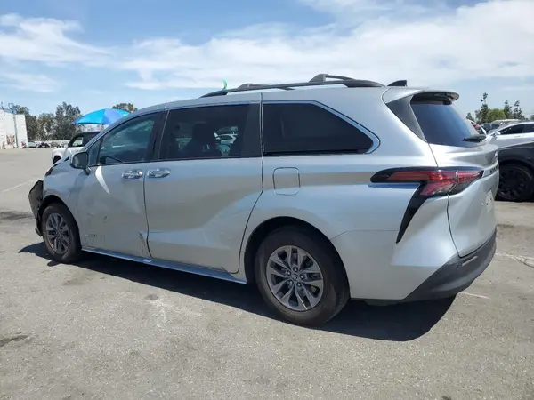 5TDYRKEC5MS070670 2021 TOYOTA SIENNA - Image 2
