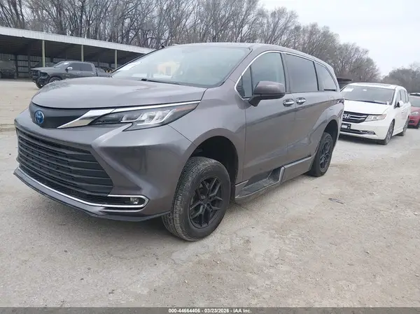 5TDYRKEC5NS105421 2022 TOYOTA SIENNA - Image 2