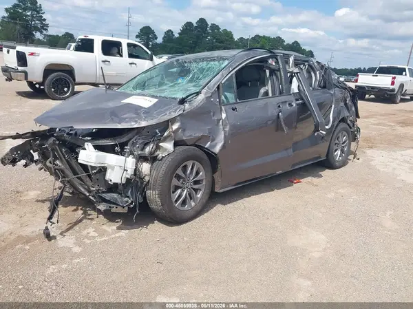 5TDYRKEC5NS113129 2022 TOYOTA SIENNA - Image 2