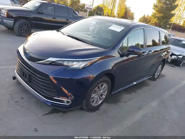 5TDYRKEC5PS143444 2023 TOYOTA SIENNA - Image 2
