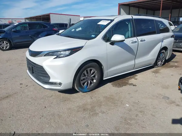 5TDYRKEC5PS160146 2023 TOYOTA SIENNA - Image 2