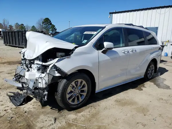 5TDYRKEC5RS182313 2024 TOYOTA SIENNA - Image 1