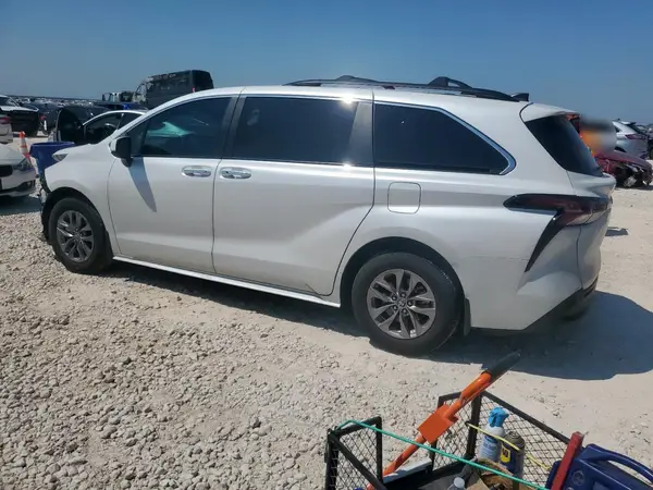 5TDYRKEC5RS220249 2024 TOYOTA SIENNA - Image 2
