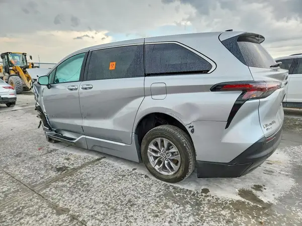 5TDYRKEC5SS242788 2025 TOYOTA SIENNA - Image 2