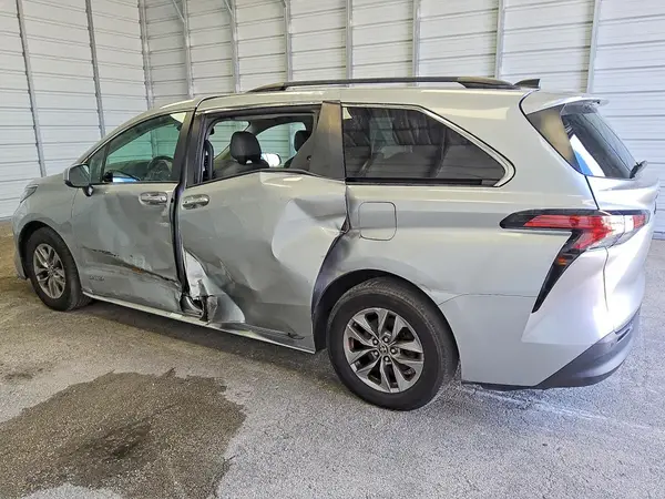 5TDYRKEC6MS034440 2021 TOYOTA SIENNA - Image 2