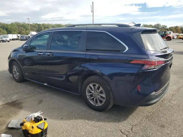 5TDYRKEC6MS045471 2021 TOYOTA SIENNA - Image 2