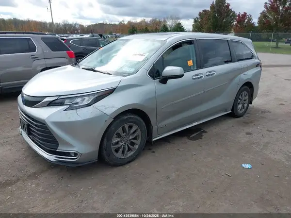 5TDYRKEC6MS048256 2021 TOYOTA SIENNA - Image 2