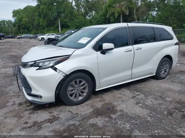 5TDYRKEC6NS082070 2022 TOYOTA SIENNA - Image 2