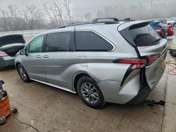 5TDYRKEC6NS096728 2022 TOYOTA SIENNA - Image 2