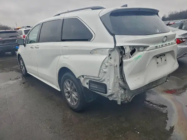 5TDYRKEC6NS097393 2022 TOYOTA SIENNA - Image 2