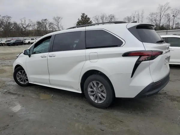 5TDYRKEC6NS104357 2022 TOYOTA SIENNA - Image 2
