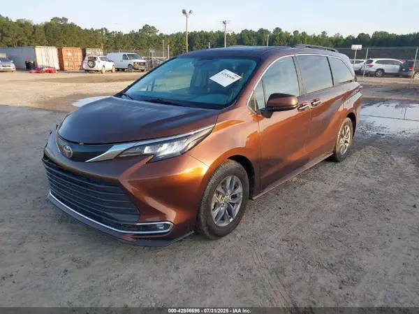 5TDYRKEC6NS107226 2022 TOYOTA SIENNA - Image 2