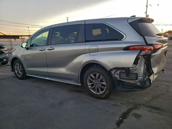 5TDYRKEC6NS127038 2022 TOYOTA SIENNA - Image 2