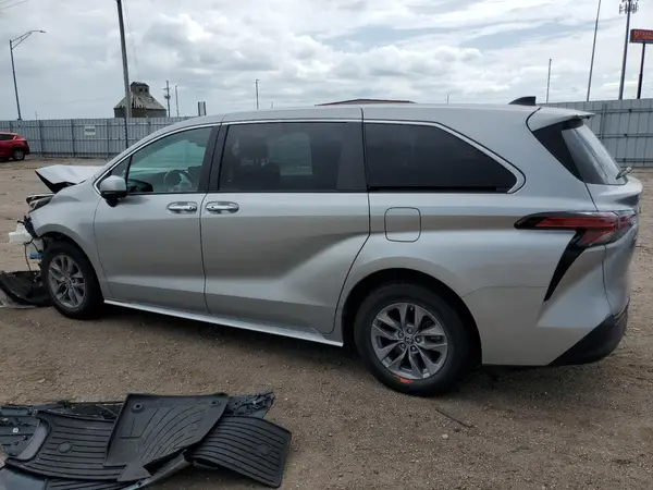 5TDYRKEC6NS132529 2022 TOYOTA SIENNA - Image 2