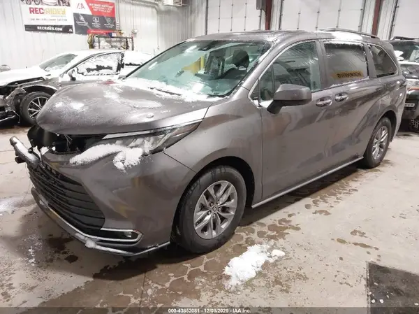 5TDYRKEC6PS165923 2023 TOYOTA SIENNA - Image 2