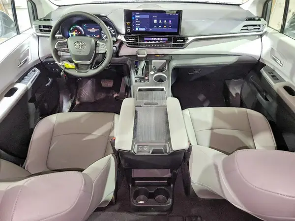 5TDYRKEC6TS293542 2026 TOYOTA SIENNA - Image 8