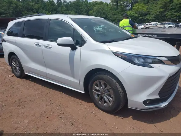 5TDYRKEC6TS295677 2026 TOYOTA SIENNA - Image 1
