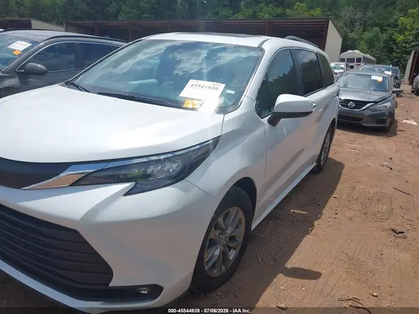 5TDYRKEC6TS295677 2026 TOYOTA SIENNA - Image 2