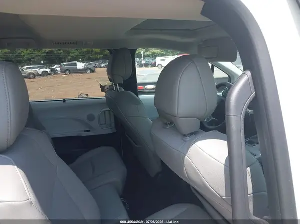 5TDYRKEC6TS295677 2026 TOYOTA SIENNA - Image 8