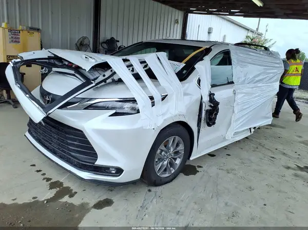 5TDYRKEC6TS318407 2026 TOYOTA SIENNA - Image 2