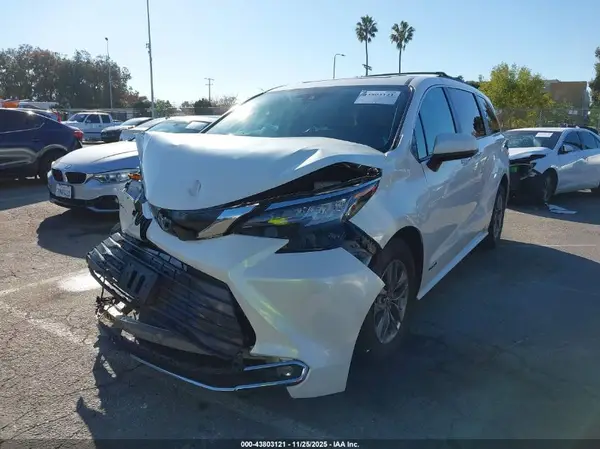 5TDYRKEC7MS004864 2021 TOYOTA SIENNA - Image 2