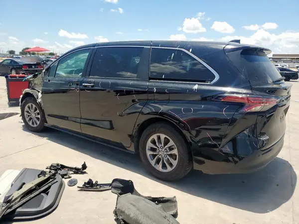 5TDYRKEC7MS011118 2021 TOYOTA SIENNA - Image 2