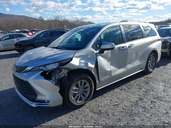 5TDYRKEC7MS052140 2021 TOYOTA SIENNA - Image 2