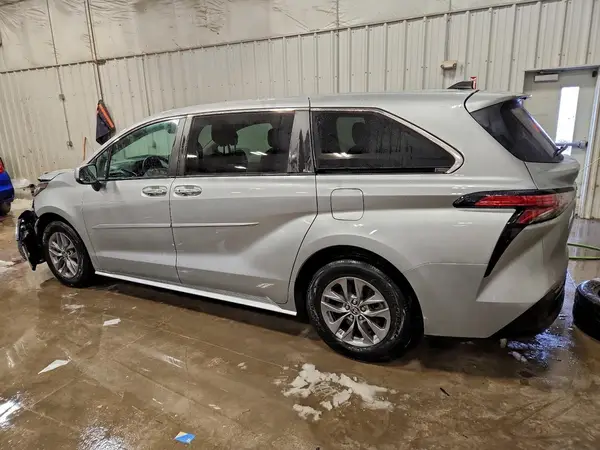 5TDYRKEC7NS121698 2022 TOYOTA SIENNA - Image 2