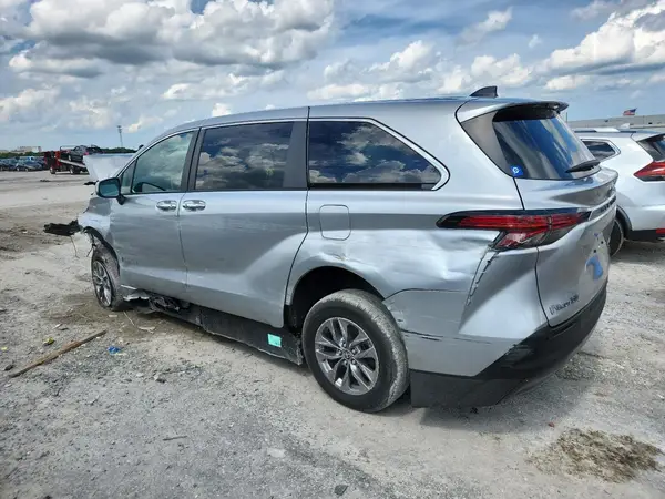 5TDYRKEC7NS129090 2022 TOYOTA SIENNA - Image 2
