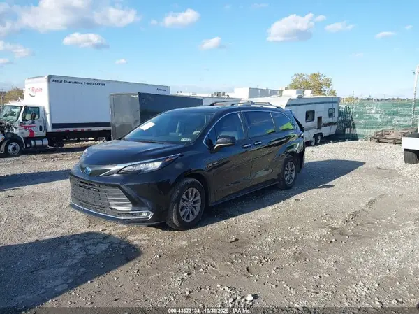 5TDYRKEC7PS147656 2023 TOYOTA SIENNA - Image 2