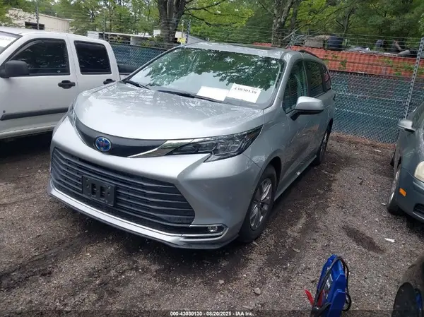 5TDYRKEC7RS205106 2024 TOYOTA SIENNA - Image 2
