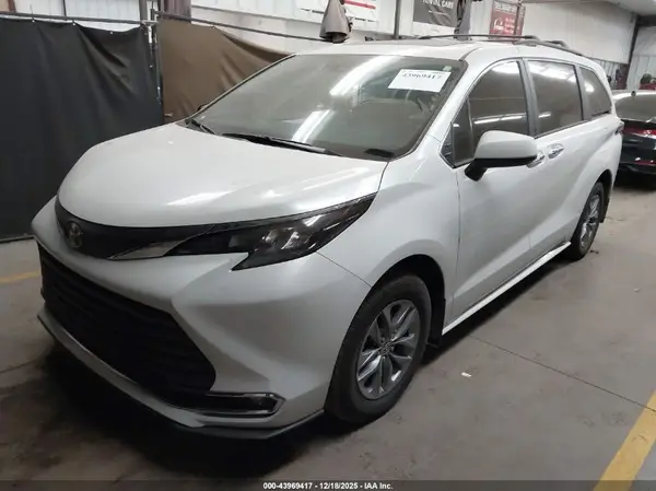 5TDYRKEC7RS222178 2024 TOYOTA SIENNA - Image 2