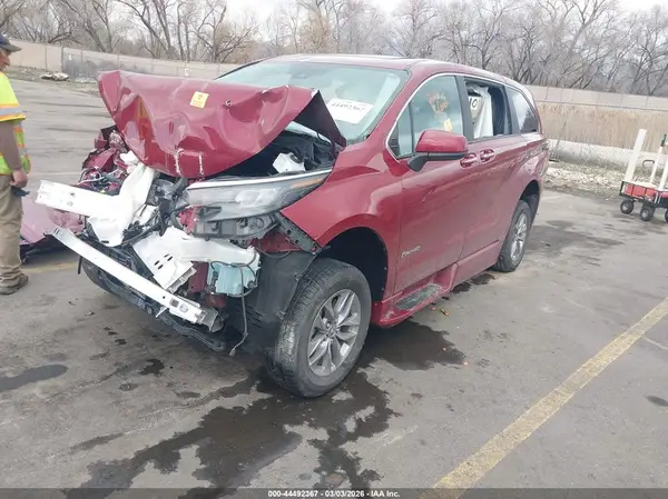 5TDYRKEC7SS244073 2025 TOYOTA SIENNA - Image 2