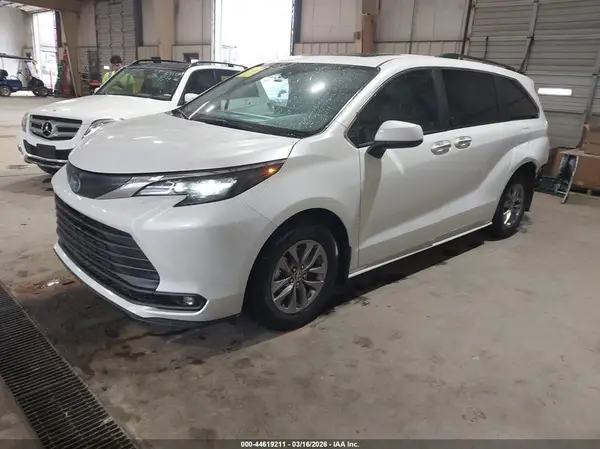 5TDYRKEC7SS270740 2025 TOYOTA SIENNA - Image 2