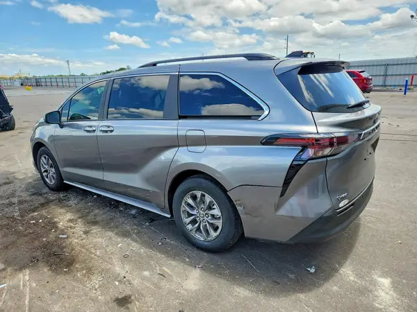 5TDYRKEC7TS324734 2026 TOYOTA SIENNA - Image 2