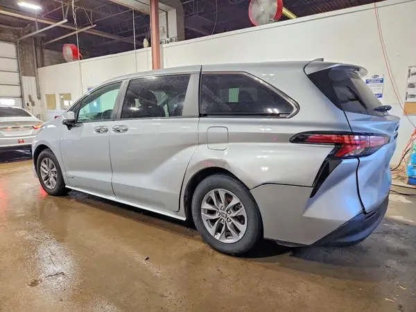 5TDYRKEC8MS010379 2021 TOYOTA SIENNA - Image 2