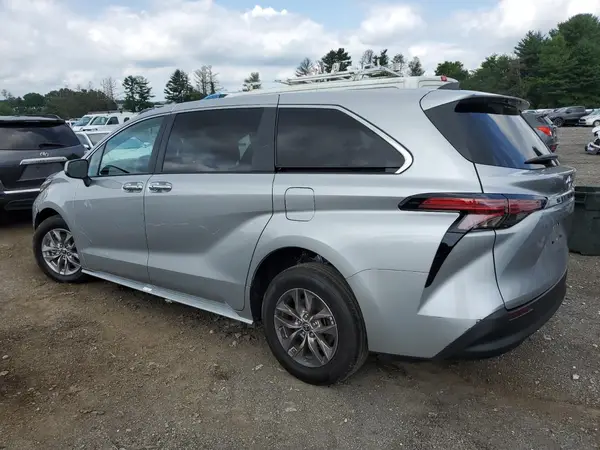 5TDYRKEC8NS121242 2022 TOYOTA SIENNA - Image 2