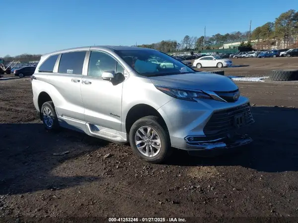 5TDYRKEC8RS180037 2024 TOYOTA SIENNA - Image 1