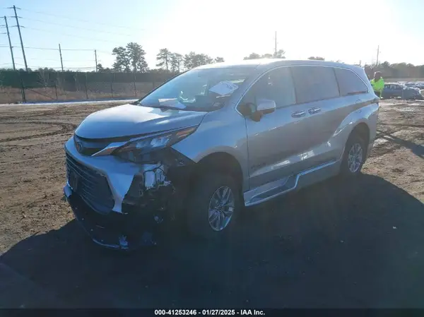 5TDYRKEC8RS180037 2024 TOYOTA SIENNA - Image 2