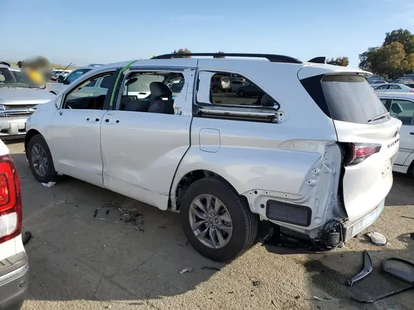 5TDYRKEC8RS189658 2024 TOYOTA SIENNA - Image 2
