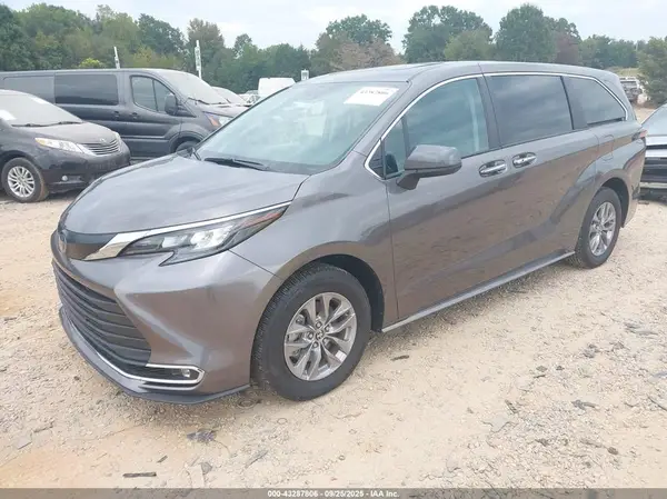 5TDYRKEC8RS215823 2024 TOYOTA SIENNA - Image 2